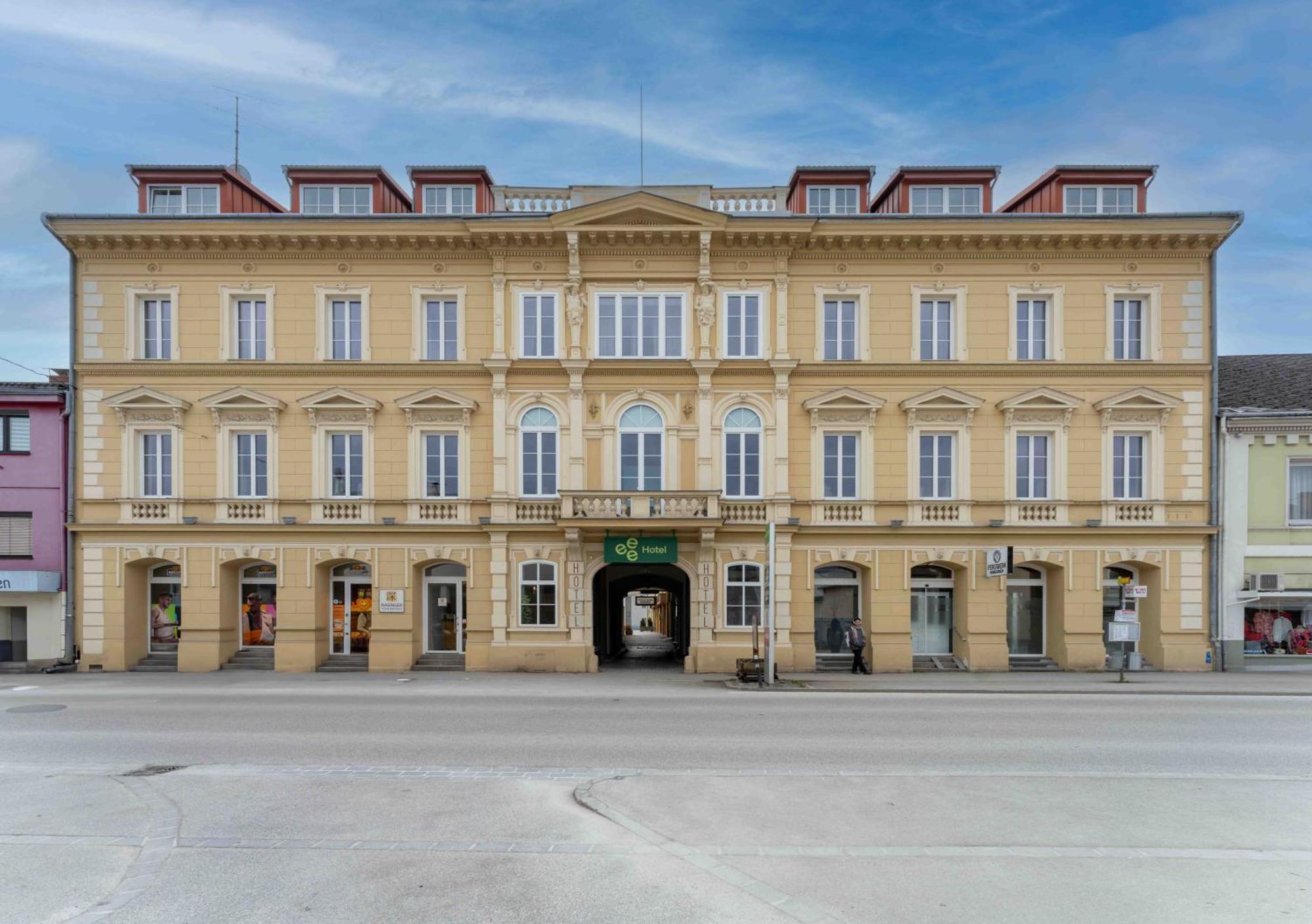 Eee Hotel Perg Exterior foto
